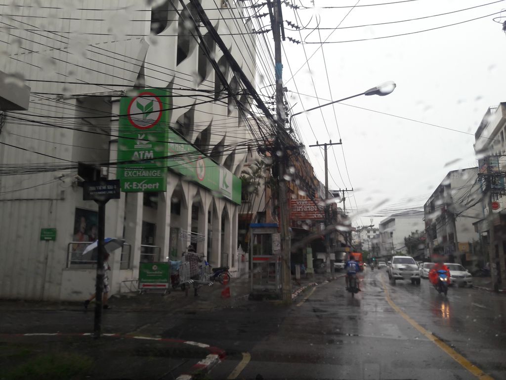 ภาพถนนตรงที่ 1/1 Encounter ตั้งอยู่ ถ่ายโดย superbate พ.ศ. 2561 (2018) · A street-level view of where 1/1 Encounter stands, by superbate in 2561 (2018)