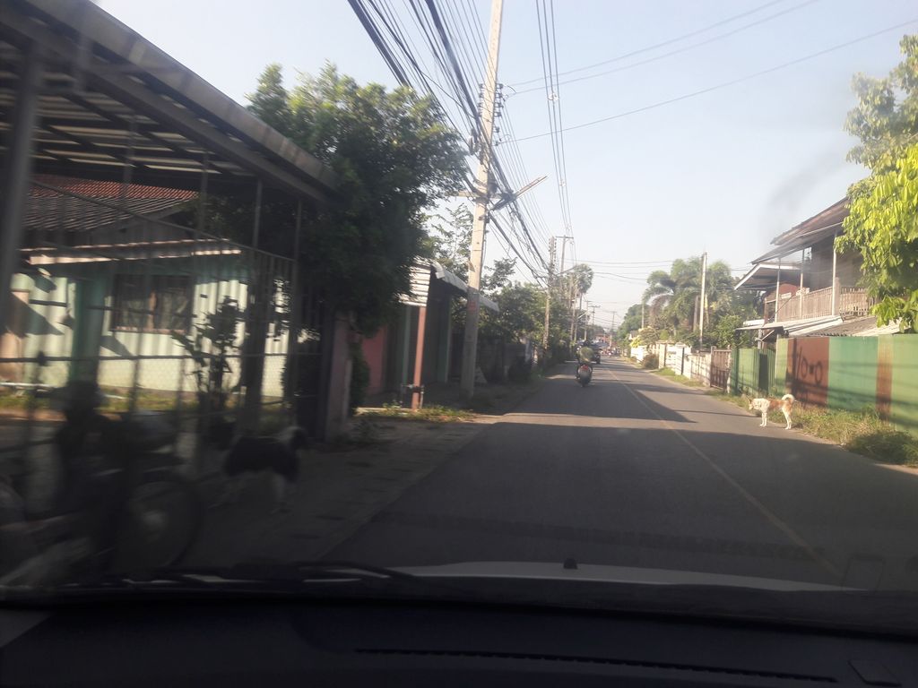 ภาพถนนตรงที่ Naru Ceramic Studio ตั้งอยู่ ถ่ายโดย noochjaree พ.ศ. 2561 (2018) · A street-level view of where Naru Ceramic Studio stands, by noochjaree in 2561 (2018)