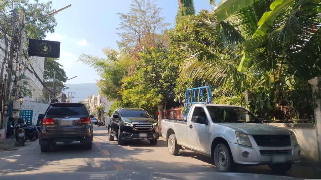 ภาพถนนตรงที่ สะเมิง ตั้งอยู่ ถ่ายโดย jrcarlsen พ.ศ. 2566 (2023) · A street-level view of where สะเมิง · Samoeng stands, by jrcarlsen in 2566 (2023)