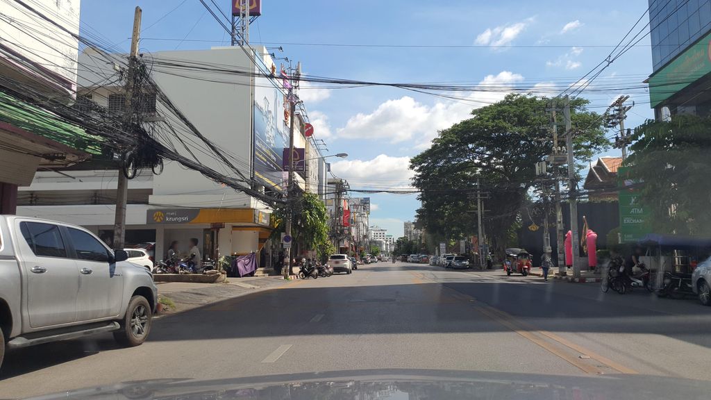 ภาพถนนตรงที่ Lannadesia Nail salon and spa ตั้งอยู่ ถ่ายโดย jrcarlsen พ.ศ. 2565 (2022) · A street-level view of where Lannadesia Nail salon and spa stands, by jrcarlsen in 2565 (2022)