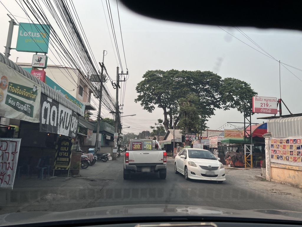 ภาพถนนตรงที่ ร้านถ้วยรางวัลนครพิงค์ ตั้งอยู่ ถ่ายโดย lin_wang พ.ศ. 2567 (2024) · A street-level view of where ร้านถ้วยรางวัลนครพิงค์ · Ran Thuai Rangwan Nakhon Ping stands, by lin_wang in 2567 (2024)