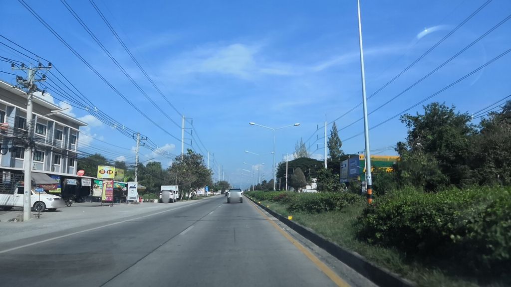 ภาพถนนตรงที่ ยำปูม้าเจ็ดยอด ตั้งอยู่ ถ่ายโดย charlesano พ.ศ. 2561 (2018) · A street-level view of where ยำปูม้าเจ็ดยอด · Yampuma Chet Yot stands, by charlesano in 2561 (2018)