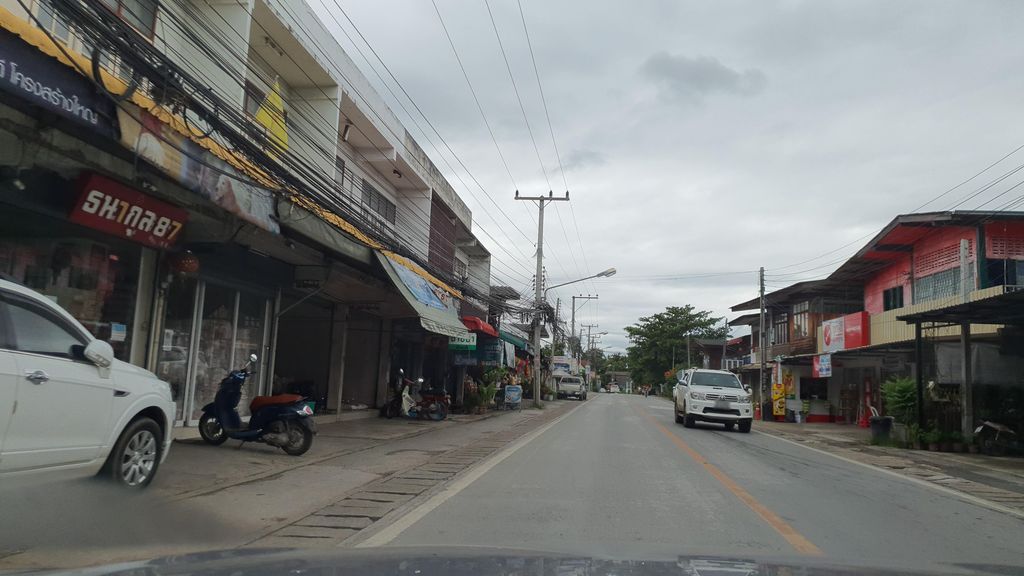 ภาพถนนตรงที่ ตลาดบวกครก ตั้งอยู่ ถ่ายโดย jrcarlsen พ.ศ. 2564 (2021) · A street-level view of where ตลาดบวกครก · Buakkhrok Market stands, by jrcarlsen in 2564 (2021)