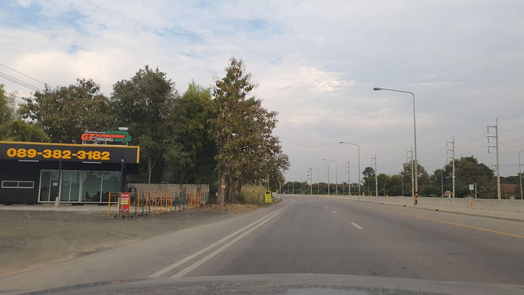 ภาพถนนตรงที่ ลานทราย GTnumber9 ตั้งอยู่ ถ่ายโดย jrcarlsen พ.ศ. 2565 (2022) · A street-level view of where ลานทราย GTnumber9 stands, by jrcarlsen in 2565 (2022)