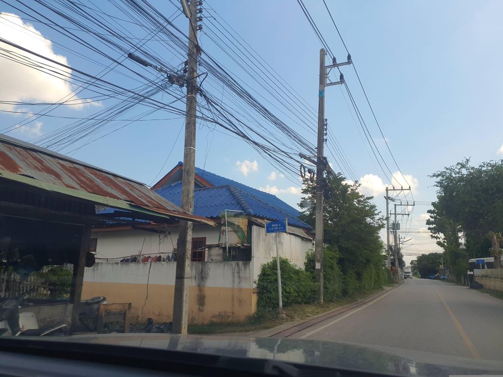 ภาพถนนตรงที่ ครัวใบหม่อน ตั้งอยู่ ถ่ายโดย jrcarlsen พ.ศ. 2566 (2023) · A street-level view of where ครัวใบหม่อน · Khruabaimon stands, by jrcarlsen in 2566 (2023)