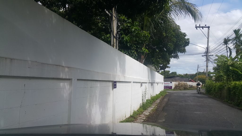 ภาพถนนตรงที่ Mango Tree Resort ตั้งอยู่ ถ่ายโดย jrcarlsen พ.ศ. 2560 (2017) · A street-level view of where Mango Tree Resort stands, by jrcarlsen in 2560 (2017)