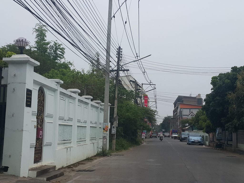 ภาพถนนตรงที่ สนามกีฬา 700 ปี จังหวัด เชียงใหม่ ตั้งอยู่ ถ่ายโดย jrcarlsen พ.ศ. 2559 (2016) · A street-level view of where สนามกีฬา 700 ปี จังหวัด เชียงใหม่ · 700 Pi Changwat Chiang Mai Sports ground stands, by jrcarlsen in 2559 (2016)