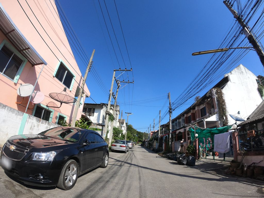 ภาพถนนตรงที่ หมู่บ้านทองกวาว ตั้งอยู่ ถ่ายโดย chanuwath_grab พ.ศ. 2562 (2019) · A street-level view of where หมู่บ้านทองกวาว · Thongkwao Village stands, by chanuwath_grab in 2562 (2019)