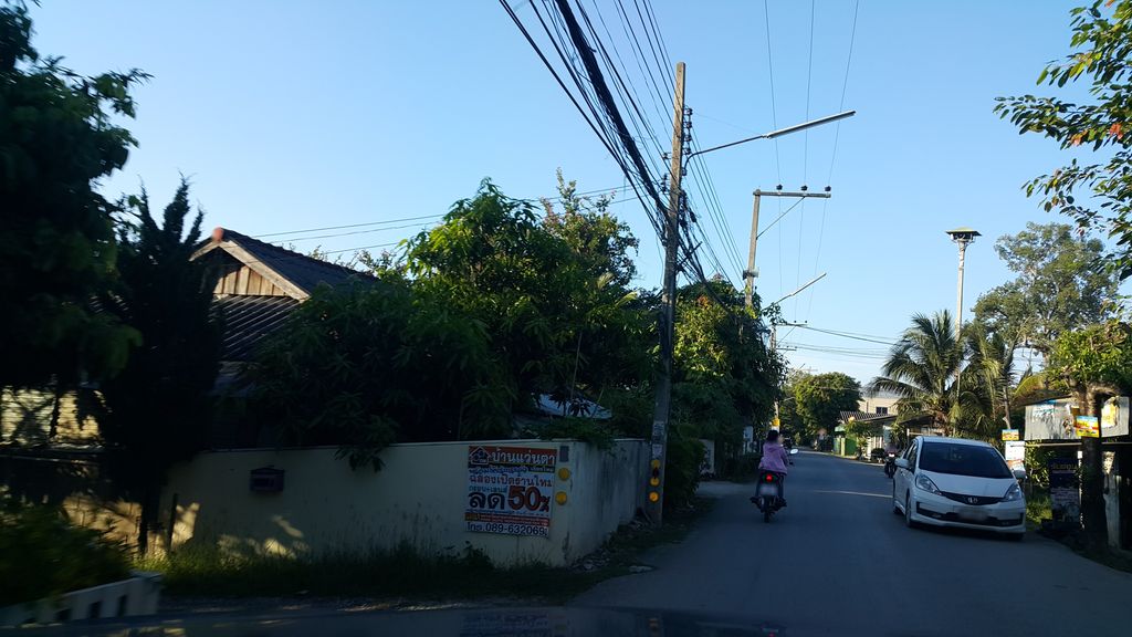 ภาพถนนตรงที่ Glasses House ตั้งอยู่ ถ่ายโดย jrcarlsen พ.ศ. 2559 (2016) · A street-level view of where Glasses House stands, by jrcarlsen in 2559 (2016)