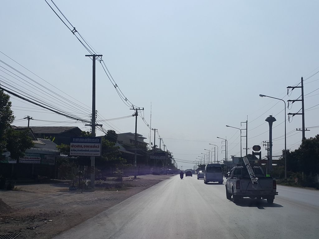 ภาพถนนตรงที่ อู่ช่างสุขบริการ ตั้งอยู่ ถ่ายโดย jrcarlsen พ.ศ. 2558 (2015) · A street-level view of where อู่ช่างสุขบริการ · Uchang Suk Brikan stands, by jrcarlsen in 2558 (2015)