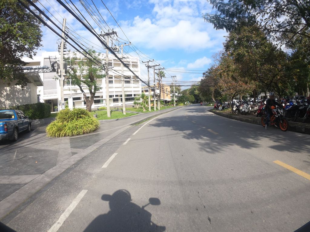 ภาพถนนตรงที่ Madam Coffee ตั้งอยู่ ถ่ายโดย chanuwath_grab พ.ศ. 2562 (2019) · A street-level view of where Madam Coffee stands, by chanuwath_grab in 2562 (2019)