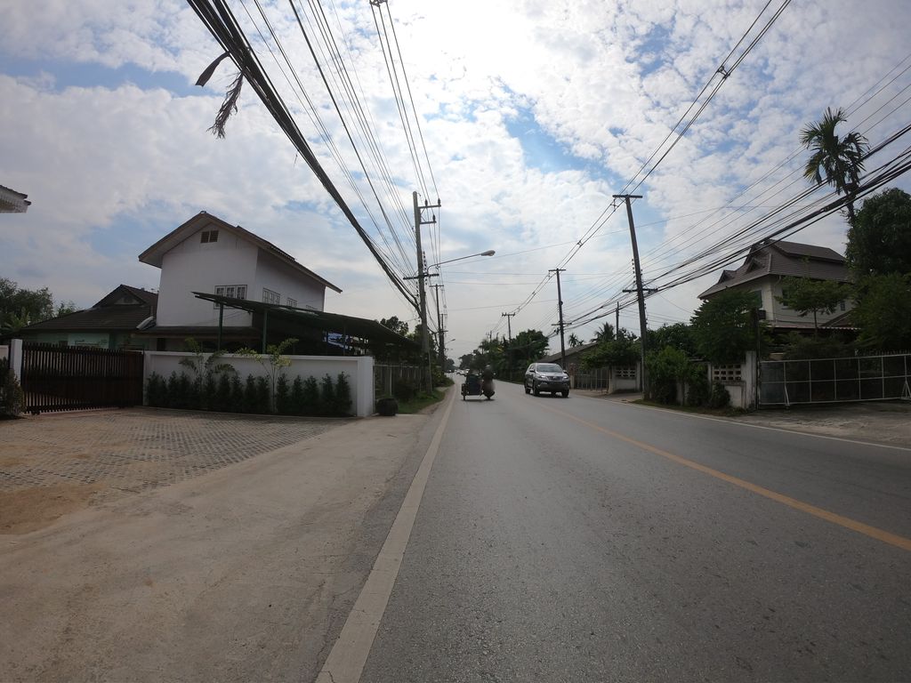 ภาพถนนตรงที่ Guarantea ตั้งอยู่ ถ่ายโดย chanuwath_grab พ.ศ. 2562 (2019) · A street-level view of where Guarantea stands, by chanuwath_grab in 2562 (2019)