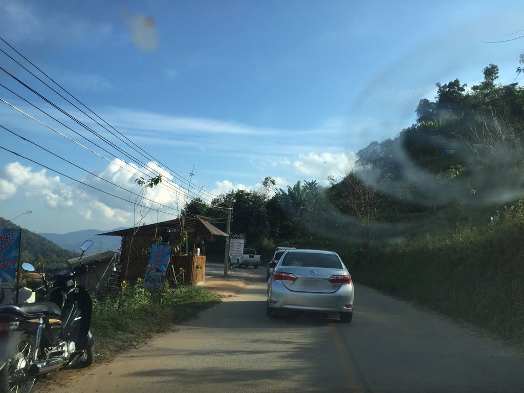 ภาพถนนตรงที่ ไร มินา ตั้งอยู่ ถ่ายโดย kyoko พ.ศ. 2562 (2019) · A street-level view of where ไร มินา · Rai Mina stands, by kyoko in 2562 (2019)