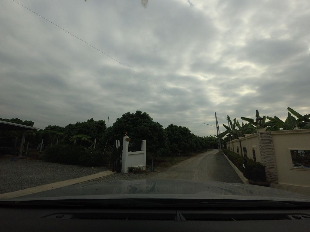 ภาพถนนตรงที่ SB Holiday Resort ตั้งอยู่ ถ่ายโดย mishari พ.ศ. 2564 (2021) · A street-level view of where SB Holiday Resort stands, by mishari in 2564 (2021)