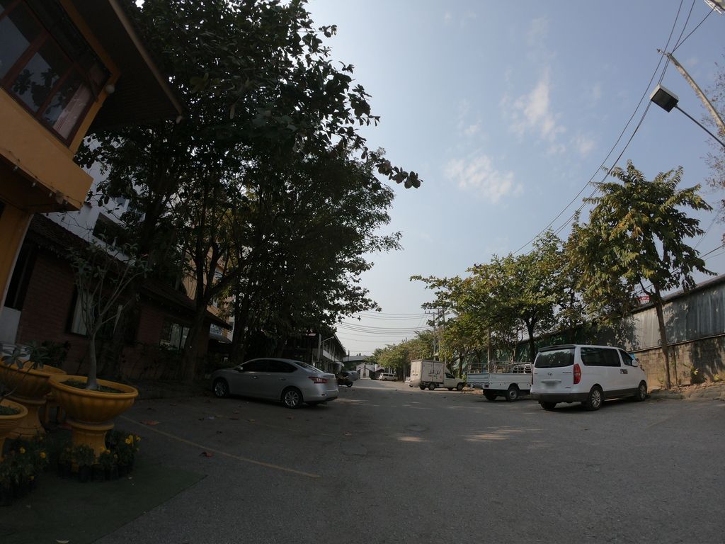 ภาพถนนตรงที่ ร้านอาหาร โรงแรมเดอะแฟมิลี่ ตั้งอยู่ ถ่ายโดย chanuwath_grab พ.ศ. 2562 (2019) · A street-level view of where ร้านอาหาร โรงแรมเดอะแฟมิลี่ · Rongraem The Family Restaurant stands, by chanuwath_grab in 2562 (2019)