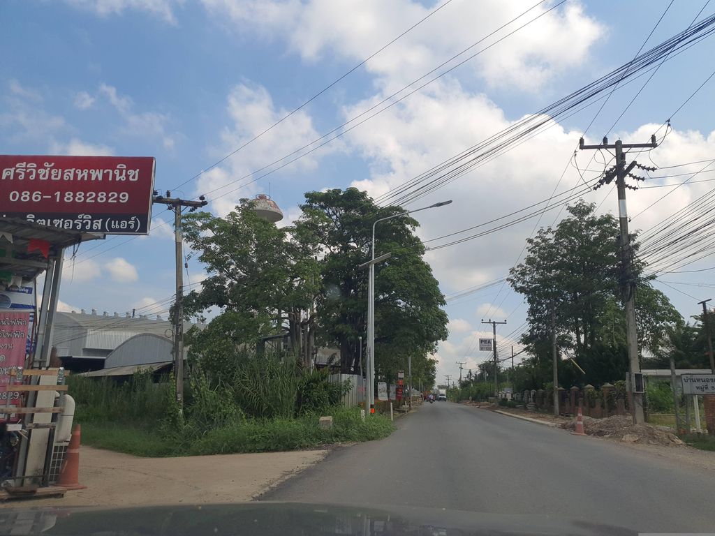 ภาพถนนตรงที่ ศรีวิชัยสหพานิช ตั้งอยู่ ถ่ายโดย jrcarlsen พ.ศ. 2566 (2023) · A street-level view of where ศรีวิชัยสหพานิช · Siwichai Sahaphanit stands, by jrcarlsen in 2566 (2023)