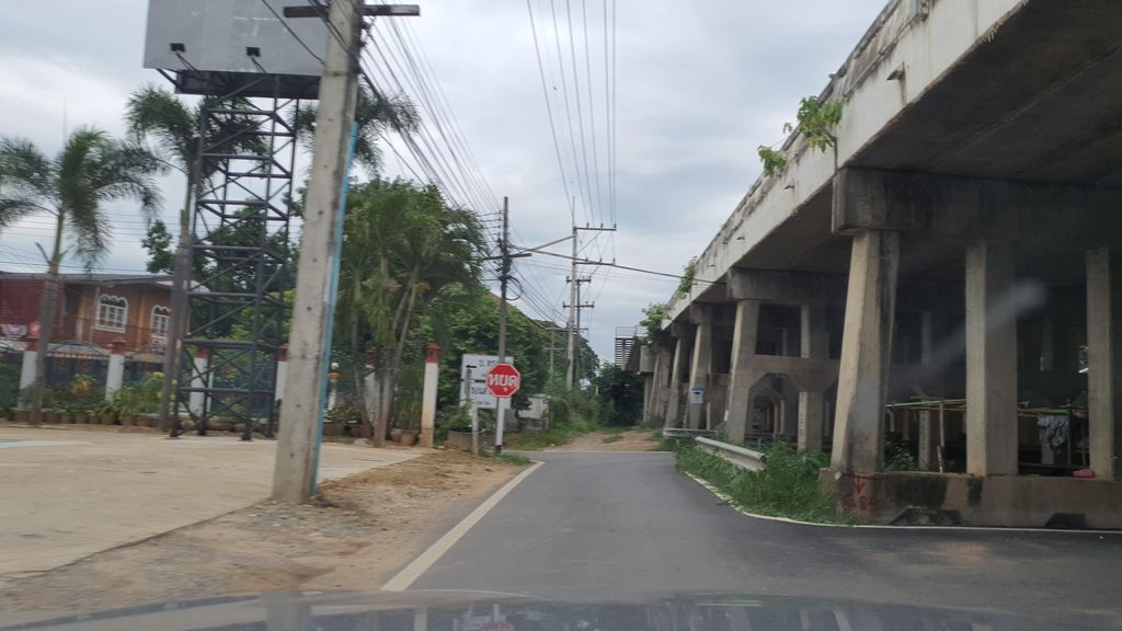 ภาพถนนตรงที่ Hammer Gym Chiang Mai ตั้งอยู่ ถ่ายโดย jrcarlsen พ.ศ. 2564 (2021) · A street-level view of where Hammer Gym Chiang Mai stands, by jrcarlsen in 2564 (2021)