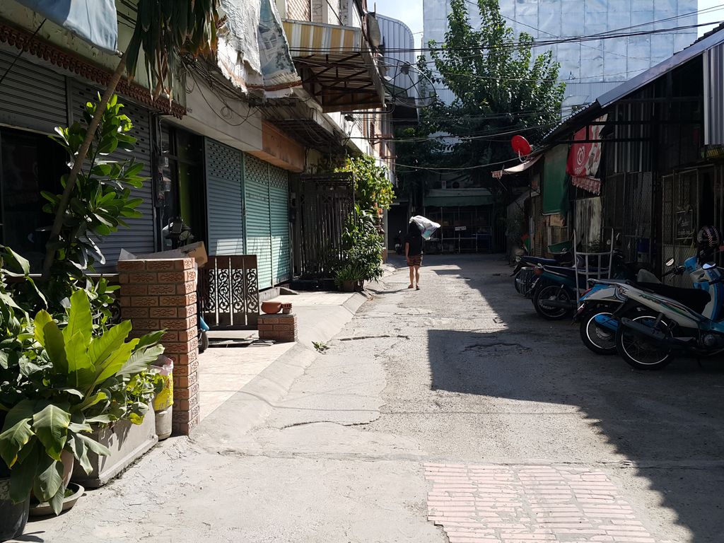 ภาพถนนตรงที่ Johnny Boy Treks ตั้งอยู่ ถ่ายโดย jrcarlsen พ.ศ. 2558 (2015) · A street-level view of where Johnny Boy Treks stands, by jrcarlsen in 2558 (2015)
