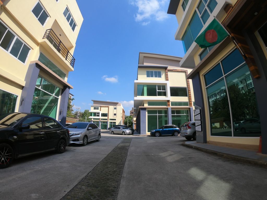 ภาพถนนตรงที่ C-MICE Thailand ตั้งอยู่ ถ่ายโดย chanuwath_grab พ.ศ. 2562 (2019) · A street-level view of where C-MICE Thailand stands, by chanuwath_grab in 2562 (2019)