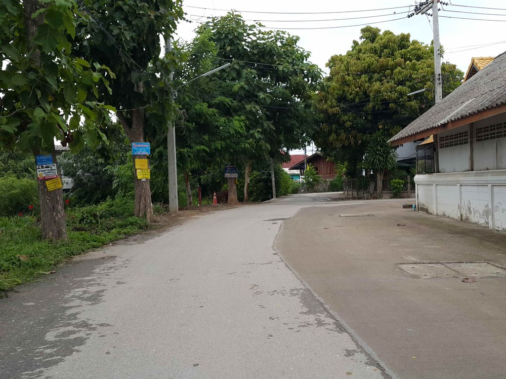 ภาพถนนตรงที่ ชลัช แฮร์คัท ตั้งอยู่ ถ่ายโดย jrcarlsen พ.ศ. 2558 (2015) · A street-level view of where ชลัช แฮร์คัท · Chalat Haircut stands, by jrcarlsen in 2558 (2015)