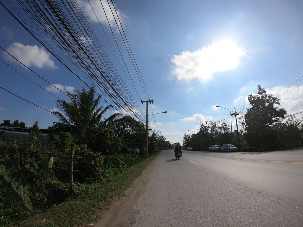 ภาพถนนตรงที่ ก๋วยเตี๋ยวกะลาดอยพิงค์ ตั้งอยู่ ถ่ายโดย chanuwath_grab พ.ศ. 2562 (2019) · A street-level view of where ก๋วยเตี๋ยวกะลาดอยพิงค์ · Kuaitiao Kala Doi Phing stands, by chanuwath_grab in 2562 (2019)