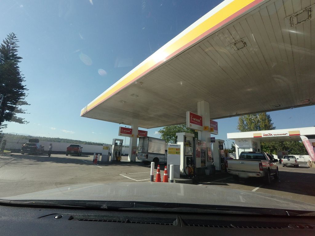 ภาพถนนตรงที่ Shell ตั้งอยู่ ถ่ายโดย mishari พ.ศ. 2563 (2020) · A street-level view of where Shell stands, by mishari in 2563 (2020)