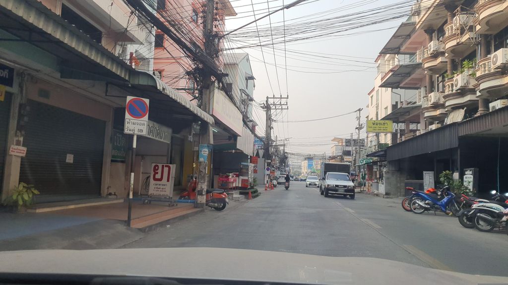 ภาพถนนตรงที่ รับ ซื้อกล้อง คอม เชียงใหม่ ตั้งอยู่ ถ่ายโดย jrcarlsen พ.ศ. 2566 (2023) · A street-level view of where รับ ซื้อกล้อง คอม เชียงใหม่ · Rap Sueklong Khom Chiang Mai stands, by jrcarlsen in 2566 (2023)