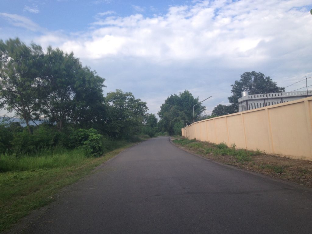 ภาพถนนตรงที่ ฟาร์มฮักคาเฟหางดง ตั้งอยู่ ถ่ายโดย jimwatana พ.ศ. 2558 (2015) · A street-level view of where ฟาร์มฮักคาเฟหางดง · Farm Hak Khafe Hang Dong stands, by jimwatana in 2558 (2015)