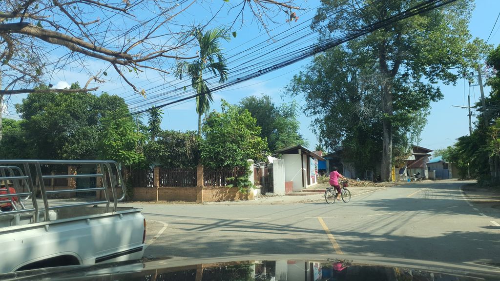 ภาพถนนตรงที่ ลาบส้มสุข ตั้งอยู่ ถ่ายโดย jrcarlsen พ.ศ. 2564 (2021) · A street-level view of where ลาบส้มสุข · Lapsomsuk stands, by jrcarlsen in 2564 (2021)