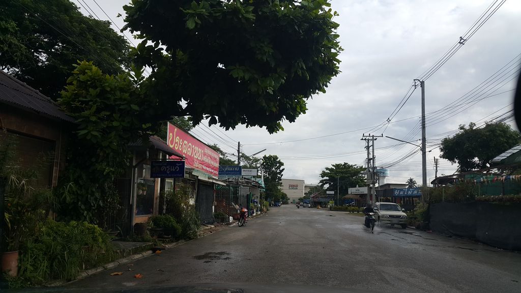 ภาพถนนตรงที่ Cotton Homey Origin House (Jingjai Market Chiangmai) ตั้งอยู่ ถ่ายโดย jrcarlsen พ.ศ. 2559 (2016) · A street-level view of where Cotton Homey Origin House (Jingjai Market Chiangmai) stands, by jrcarlsen in 2559 (2016)