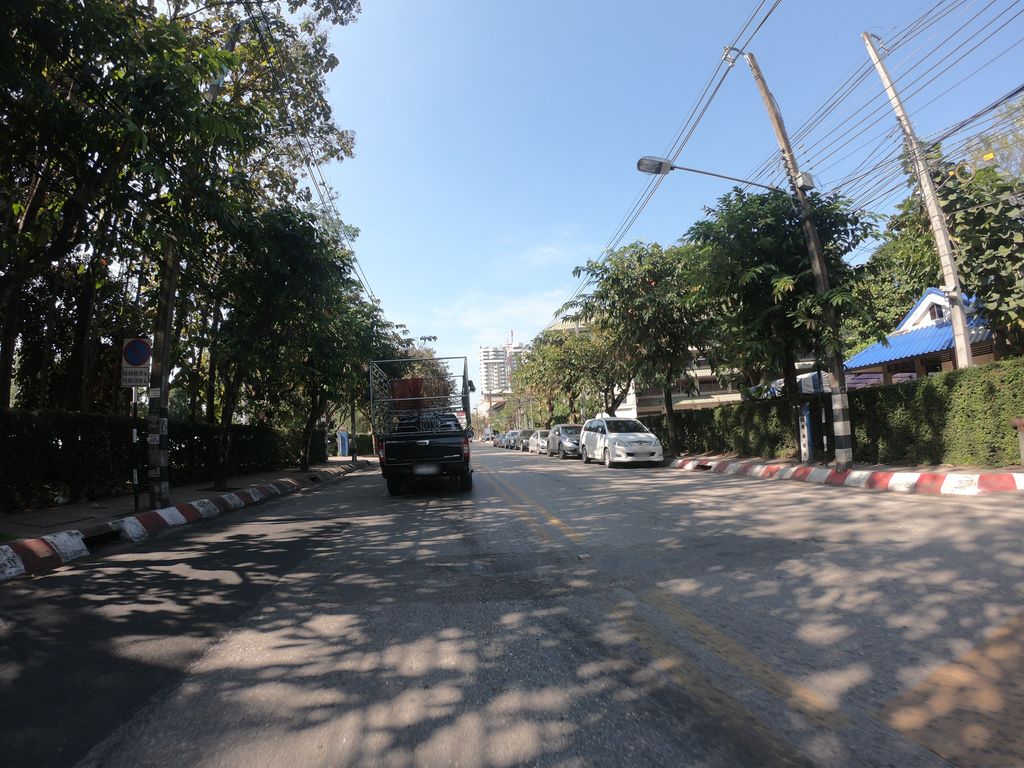 ภาพถนนตรงที่ กวดวิชาตรีวิทย์  Treewit tutor ตั้งอยู่ ถ่ายโดย chanuwath_grab พ.ศ. 2562 (2019) · A street-level view of where กวดวิชาตรีวิทย์  Treewit tutor stands, by chanuwath_grab in 2562 (2019)