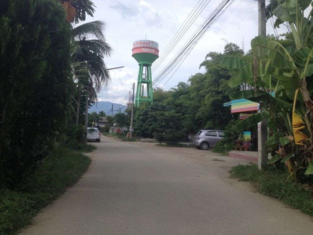 ภาพถนนตรงที่ Chiang Mai Coffee Co. ตั้งอยู่ ถ่ายโดย jimwatana พ.ศ. 2558 (2015) · A street-level view of where Chiang Mai Coffee Co. stands, by jimwatana in 2558 (2015)