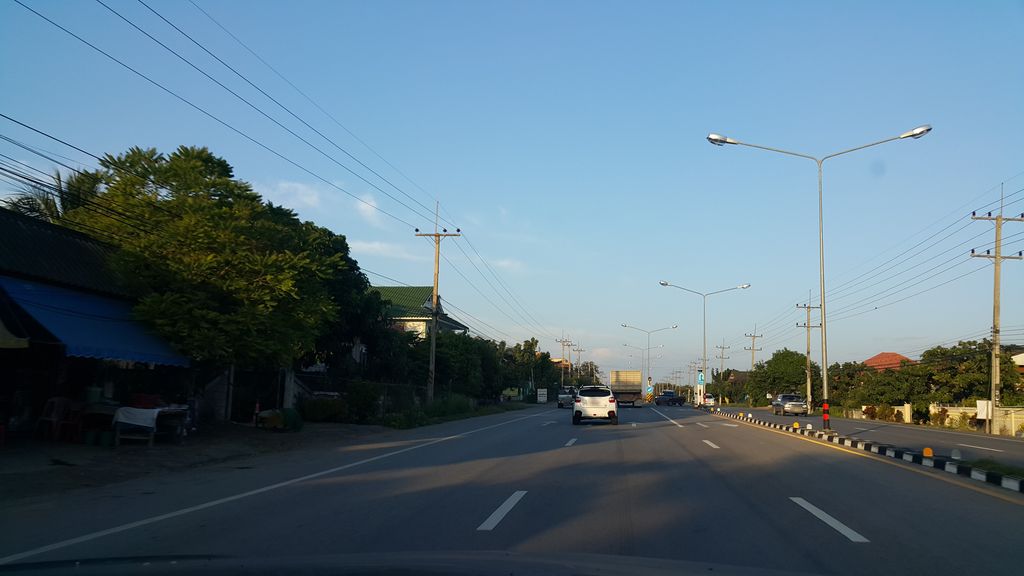 ภาพถนนตรงที่ เจ๊นุชเหล้าหวาน ส้มตำ ยำทะเล ตั้งอยู่ ถ่ายโดย jrcarlsen พ.ศ. 2559 (2016) · A street-level view of where เจ๊นุชเหล้าหวาน ส้มตำ ยำทะเล · Che Nut Laowan Som Tam Yamthale stands, by jrcarlsen in 2559 (2016)