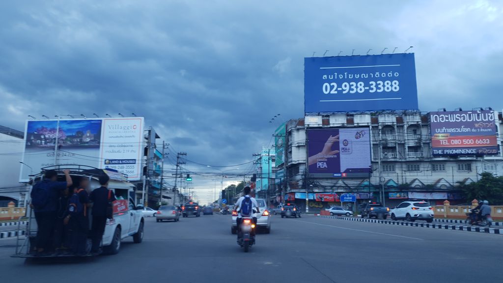 ภาพถนนตรงที่ ปางแฟน รีสอร์ท ตั้งอยู่ ถ่ายโดย silamanee พ.ศ. 2561 (2018) · A street-level view of where ปางแฟน รีสอร์ท · Pang Faen Resort stands, by silamanee in 2561 (2018)