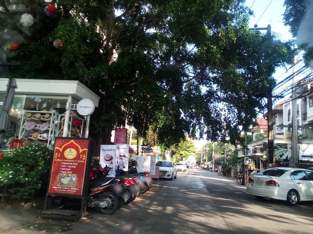 ภาพถนนตรงที่ BuaBuCha Massage & Wellness Center. MESSAGE us via: Instagram = buabucha39 ตั้งอยู่ ถ่ายโดย kyoko พ.ศ. 2561 (2018) · A street-level view of where BuaBuCha Massage & Wellness Center. MESSAGE us via: Instagram = buabucha39 stands, by kyoko in 2561 (2018)