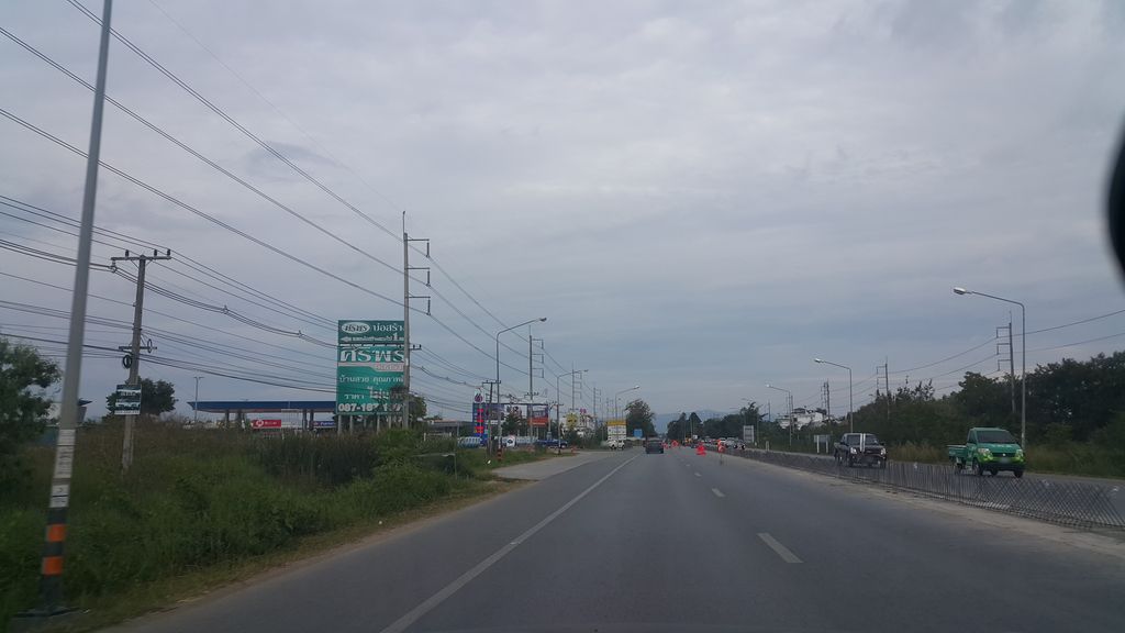 ภาพถนนตรงที่ ข้าวซอยนครพิงค์ ตั้งอยู่ ถ่ายโดย jrcarlsen พ.ศ. 2561 (2018) · A street-level view of where ข้าวซอยนครพิงค์ · Khao Soi Nakhon Ping stands, by jrcarlsen in 2561 (2018)