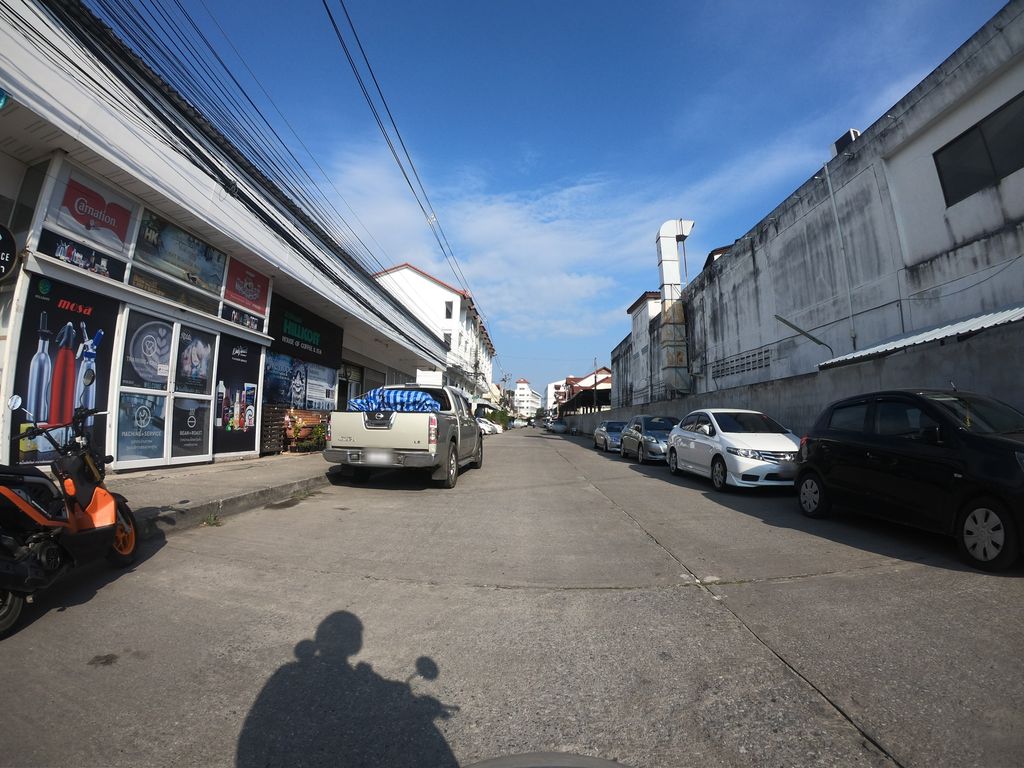 ภาพถนนตรงที่ Hillkoff ตั้งอยู่ ถ่ายโดย chanuwath_grab พ.ศ. 2562 (2019) · A street-level view of where Hillkoff stands, by chanuwath_grab in 2562 (2019)