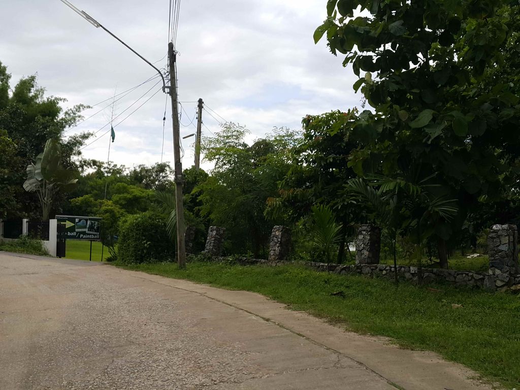 ภาพถนนตรงที่ Ruean Racha Resort ตั้งอยู่ ถ่ายโดย jrcarlsen พ.ศ. 2558 (2015) · A street-level view of where Ruean Racha Resort stands, by jrcarlsen in 2558 (2015)
