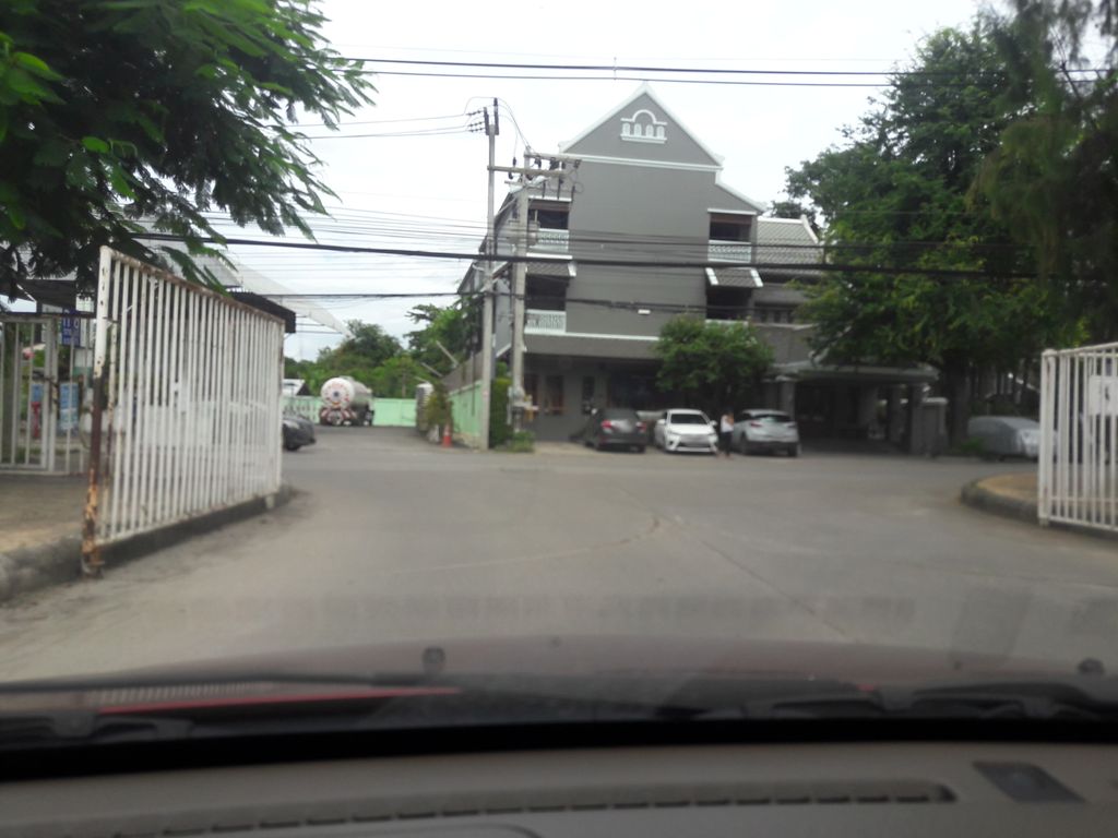 ภาพถนนตรงที่ ข้าวต้มพี่เดือน ถ.ทุ่งโฮเต็ล ตั้งอยู่ ถ่ายโดย ratchaphat พ.ศ. 2561 (2018) · A street-level view of where ข้าวต้มพี่เดือน ถ.ทุ่งโฮเต็ล · Khaotom Phiduean Tha.thung Hotel stands, by ratchaphat in 2561 (2018)