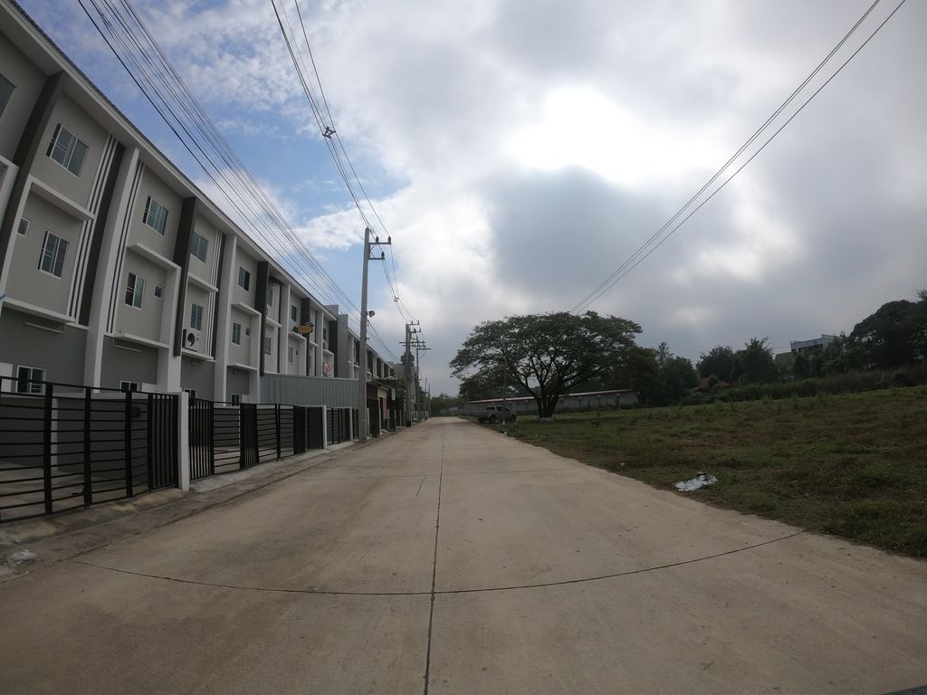 ภาพถนนตรงที่ Pela Sleep Salon ตั้งอยู่ ถ่ายโดย chanuwath_grab พ.ศ. 2562 (2019) · A street-level view of where Pela Sleep Salon stands, by chanuwath_grab in 2562 (2019)