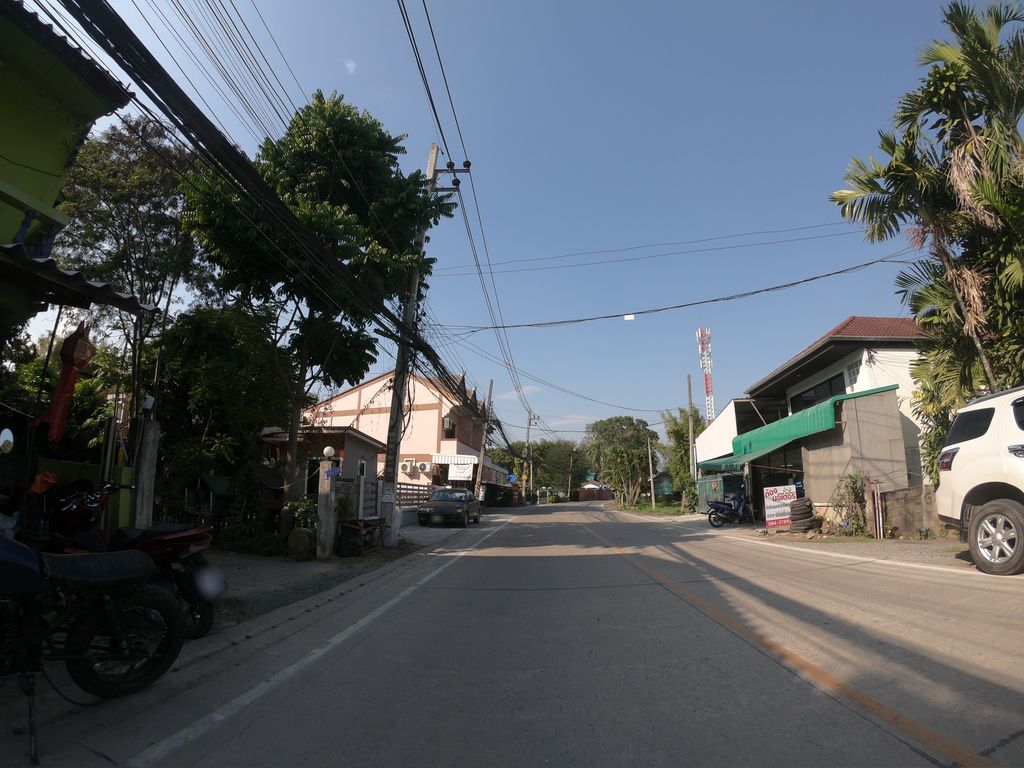ภาพถนนตรงที่ เอ็มมอเตอร์- ตั้งอยู่ ถ่ายโดย chanuwath_grab พ.ศ. 2562 (2019) · A street-level view of where เอ็มมอเตอร์- · Emmotoe- stands, by chanuwath_grab in 2562 (2019)