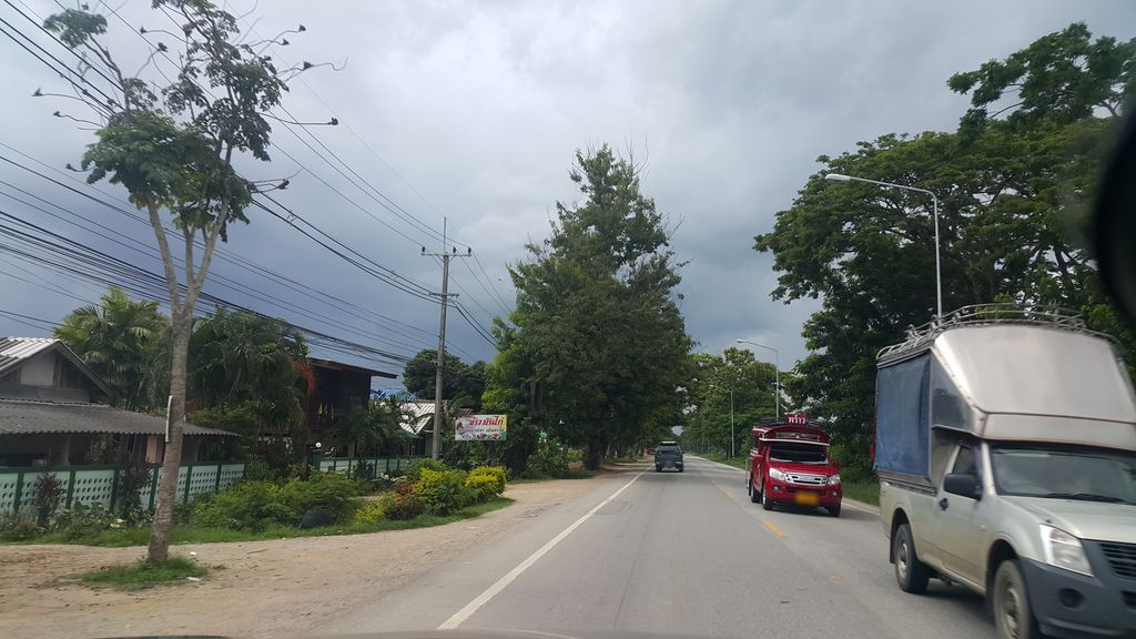 ภาพถนนตรงที่ ศูนย์บริการประชาชนและ ลานอเนกประสงค์ ประจำตำบลแม่แฝก ตั้งอยู่ ถ่ายโดย jrcarlsen พ.ศ. 2559 (2016) · A street-level view of where ศูนย์บริการประชาชนและ ลานอเนกประสงค์ ประจำตำบลแม่แฝก · Brikan Pracha Chon Lae Lan Anek Prasong Pracham Tambon Mae Faek Centre stands, by jrcarlsen in 2559 (2016)