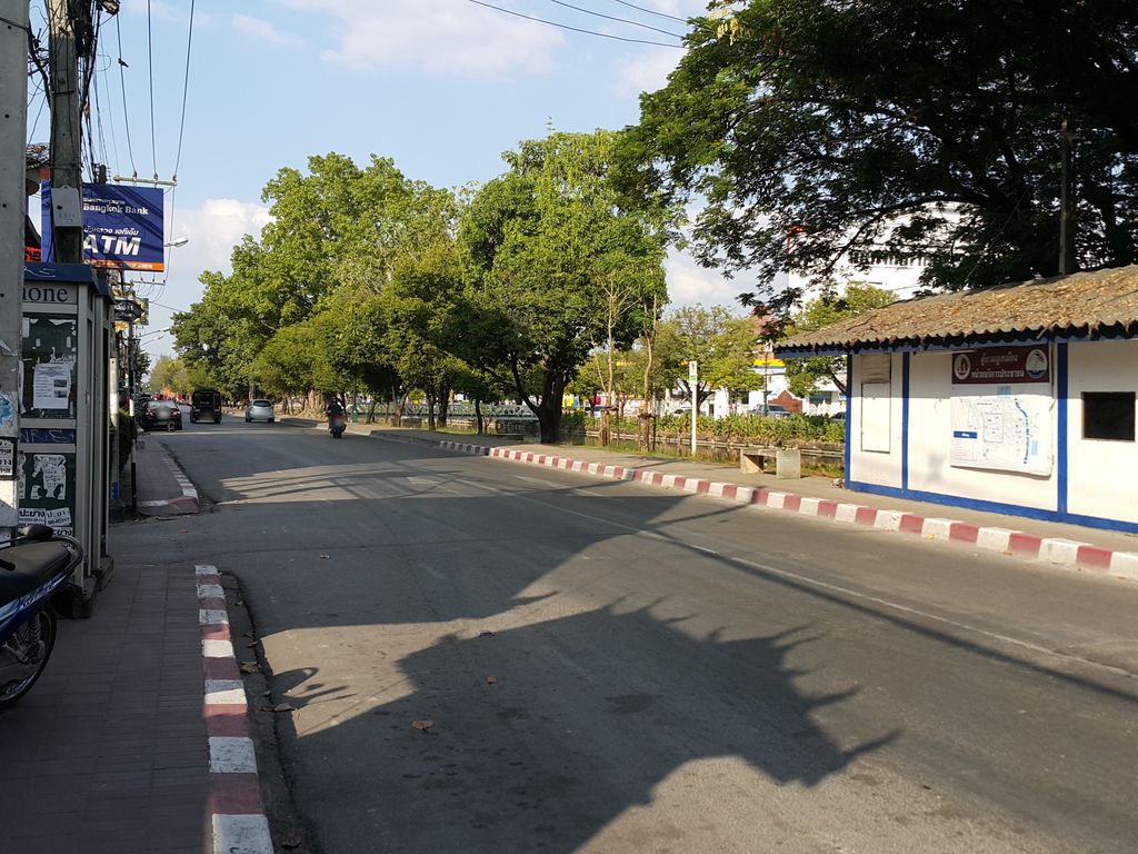 ภาพถนนตรงที่ The Best Local Thai Restaurant ตั้งอยู่ ถ่ายโดย jrcarlsen พ.ศ. 2558 (2015) · A street-level view of where The Best Local Thai Restaurant stands, by jrcarlsen in 2558 (2015)