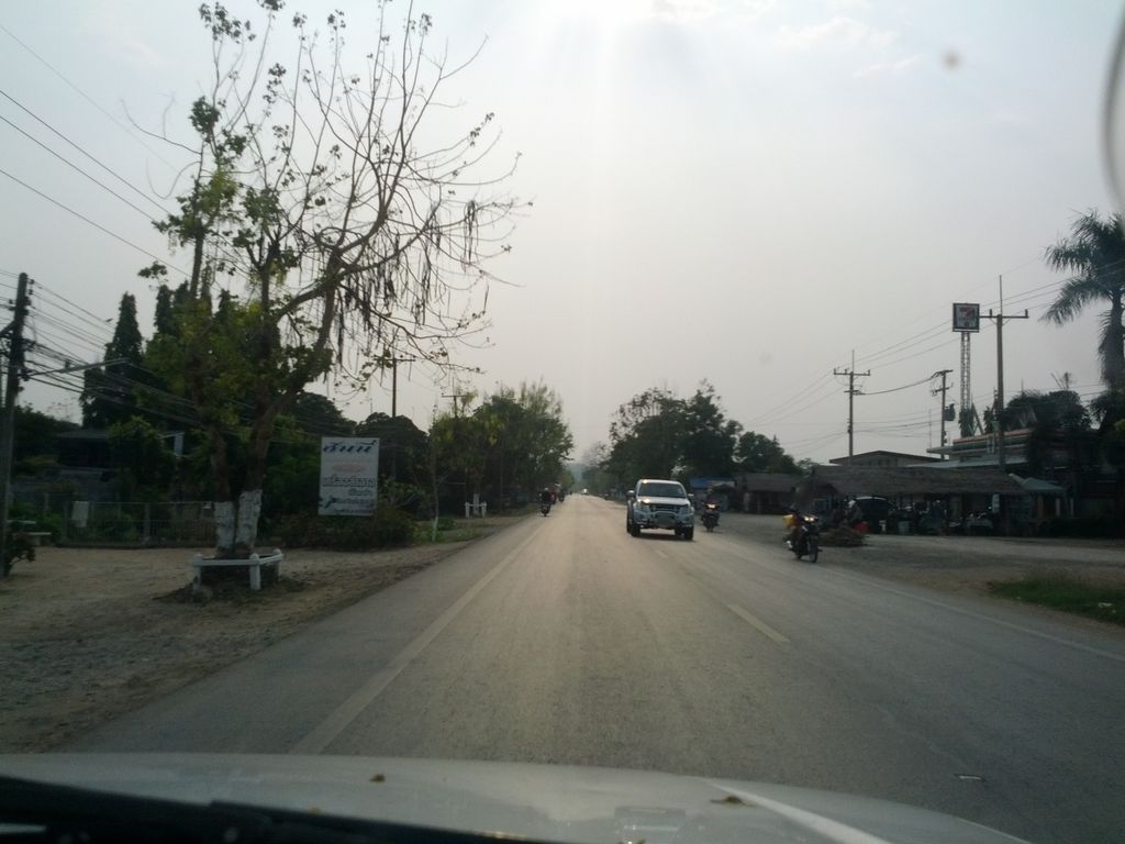 ภาพถนนตรงที่ หอพักทรัพย์ทวี ตั้งอยู่ ถ่ายโดย jrcarlsen พ.ศ. 2558 (2015) · A street-level view of where หอพักทรัพย์ทวี · Sap Thawi Dormitory stands, by jrcarlsen in 2558 (2015)