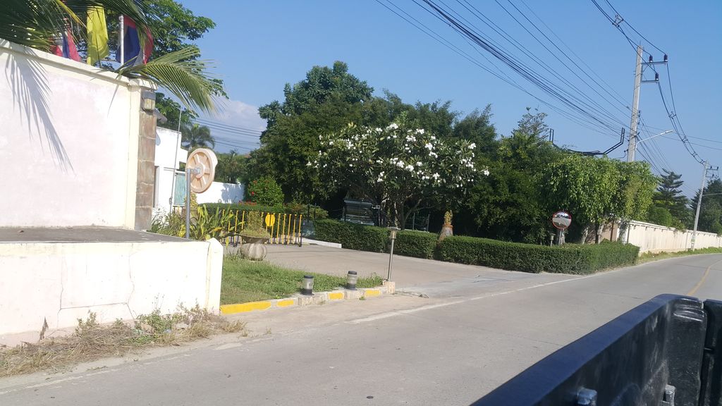 ภาพถนนตรงที่ แดงจรวจบาร์ หมูย่าง ตั้งอยู่ ถ่ายโดย jrcarlsen พ.ศ. 2562 (2019) · A street-level view of where แดงจรวจบาร์ หมูย่าง · Daengcharuatba Muyang stands, by jrcarlsen in 2562 (2019)