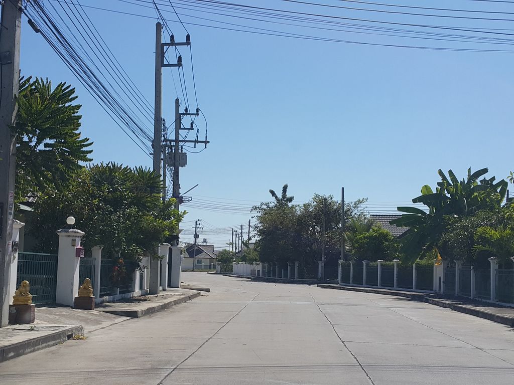 ภาพถนนตรงที่ บ้าน ชรินทร์ทิพย์ ตั้งอยู่ ถ่ายโดย jrcarlsen พ.ศ. 2558 (2015) · A street-level view of where บ้าน ชรินทร์ทิพย์ · Ban Charinthip stands, by jrcarlsen in 2558 (2015)