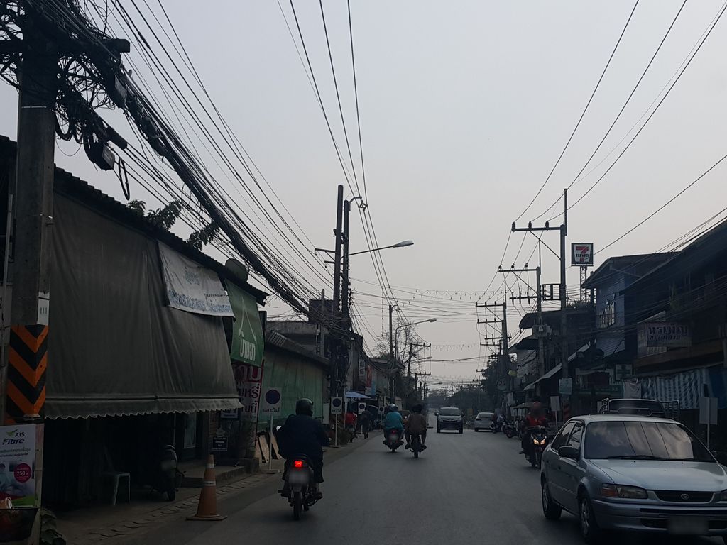 ภาพถนนตรงที่ เคียงขุนเขา แม่แมะ ตั้งอยู่ ถ่ายโดย jrcarlsen พ.ศ. 2559 (2016) · A street-level view of where เคียงขุนเขา แม่แมะ · Khiangkhunkhao Maemae stands, by jrcarlsen in 2559 (2016)