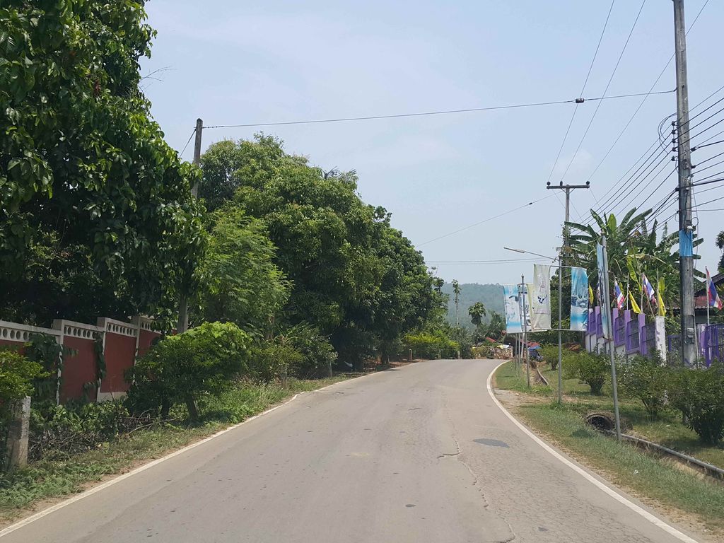 ภาพถนนตรงที่ ที่ทำการองค์การบริหารส่วนตำบลบ้านช้าง ตั้งอยู่ ถ่ายโดย jrcarlsen พ.ศ. 2558 (2015) · A street-level view of where ที่ทำการองค์การบริหารส่วนตำบลบ้านช้าง · Thi Tham Kan Ong Kanbrihan Suan Tambon Ban Chang stands, by jrcarlsen in 2558 (2015)
