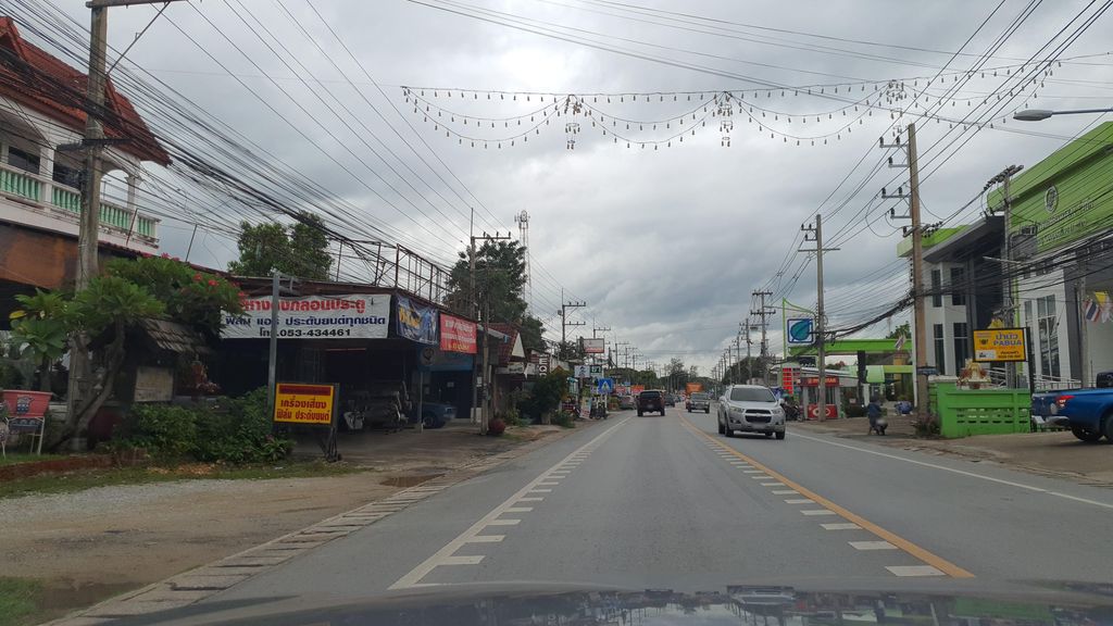 ภาพถนนตรงที่ Jazzy Salon เสริมสวยเชียงใหม่ ตั้งอยู่ ถ่ายโดย jrcarlsen พ.ศ. 2564 (2021) · A street-level view of where Jazzy Salon เสริมสวยเชียงใหม่ stands, by jrcarlsen in 2564 (2021)