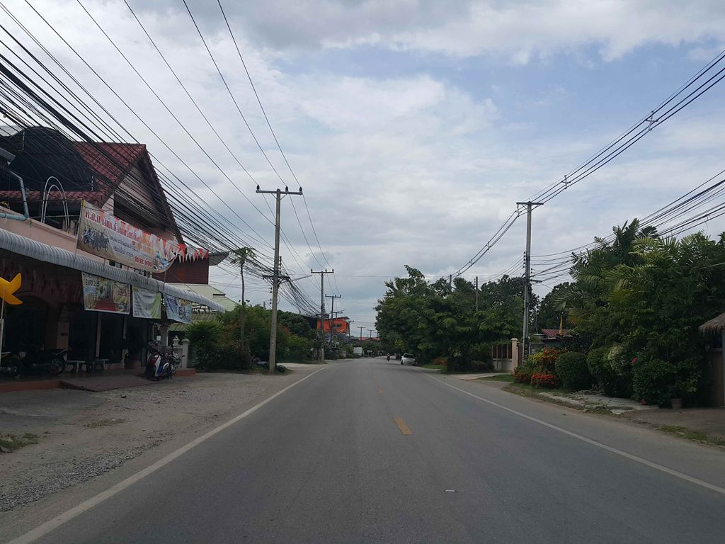 ภาพถนนตรงที่ แอ็ดบริการ ตั้งอยู่ ถ่ายโดย jrcarlsen พ.ศ. 2558 (2015) · A street-level view of where แอ็ดบริการ · Aetbrikan stands, by jrcarlsen in 2558 (2015)